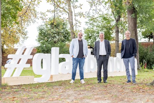  Michael Niavarani (Theaterbetreiber), Peter Bosek
(CEO Erste Bank), Georg Hoanzl (Theaterbetreiber)