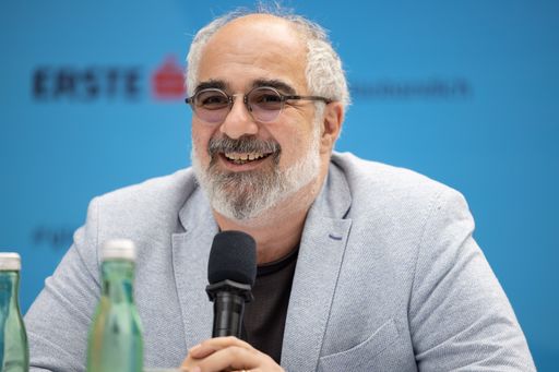 Vorschau Bild von Michael Niavarani freut sich über die neue
Partnerschaft