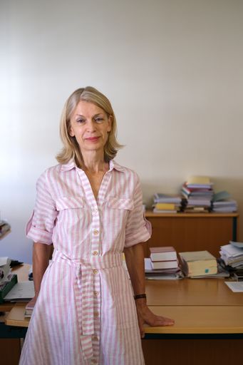 Barbara Göth-Flemmich im Büro im Justizministerium