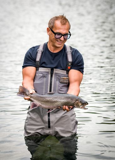  Fischleidenschaft. Helmut Zaderer im Fischteich der
kürzlich übernommenen Traditionsfischzucht in Lechaschau