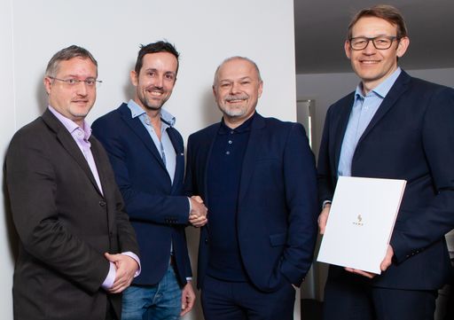  Bild zu OTS - Vertragsunterzeichnung mit reiter design