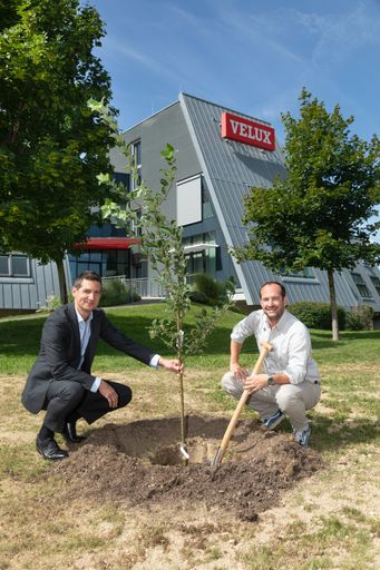  Bernhard Hirschmüller, Geschäftsführer VELUX Österreich, und
Georg Scattolin, Leiter des internationalen Programms bei WWF
Österreich, freuen sich auf die gemeinsame Umsetzung des Projekts.