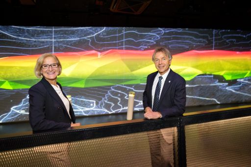  Johanna Mikl-Leitner, Landeshauptfrau von
Niederösterreich und Johann Pleininger, OMV Vorstandsmitglied
Upstream und stellvertretender Vorstandsvorsitzender © OMV
Aktiengesellschaft; redaktionelle Verwendung honorarfrei
