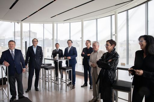  v.l.n.r.: Bürgermeister Michael Ludwig, MQ-Direktor Christian
Strasser, Sektionschef Jürgen Meindl, Bezirksvorsteher Wien Neubau
Markus Reiter, Leopold Museum Direktor Hans-Peter Wipplinger,
Architekt Laurids Ortner, Künstlerin Brigitte Kowanz, Künstlerin Eva
Schlegel
