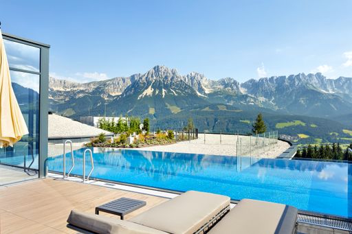  Absolutes Highlight der großzügigen Erweiterung des
Wellnessbereichs des 5*S Hotel Kaiserhof Ellmau mit Fitnessstudio,
neuen Saunen und Panoramaruhezonen ist dabei der 18 Meter langer
Unlimited Mountain Pool über den Dächern des Kaiserhofs, der mit
360°Blick auf das Wilde Kaiser Massiv, die Kitzbüheler Alpen und das
Inntal begeistert.