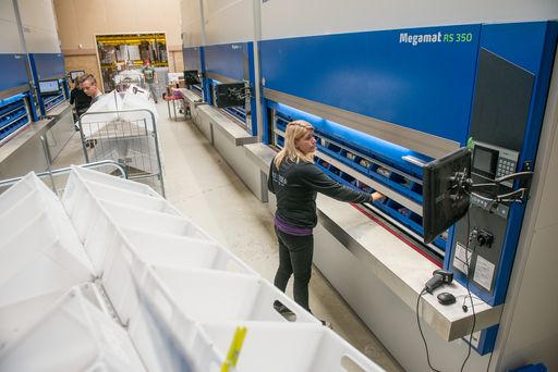 Vorschau Bild von Anwender an einem Megamat RS, Kardex-Lagerlösung bei Nicehair.dk
(DK)