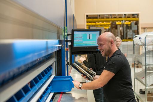 Vorschau Bild von Anwender eines Megamat RS, Kardex-Lagerlösung bei Nicehair.dk
(DK)