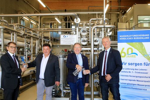 https://www.apa-fotoservice.at/galerie/23550 Im Bild v.l.n.r.:
Technischer Betriebsleiter DI Dr. Helmut Herlicska, 1. Obmann Stv.
Bgm. Josef Tschida, Obmann Bgm. Ing. Gerhard Zapfl und Leitender
Bediensteter Mag. Nikolaus Sauer