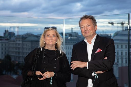 Vorschau Bild von v.l.n.r.: Sandra Tretter, Klimt Foundation-Vorsitzender Peter
Weinhäupl