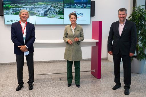 Stéphane Siebert (CEA-Tech) und Gerald Murauer (SAL) mit
ECSEL-Vorsitzender Sabine Herlitschka (Infineon).