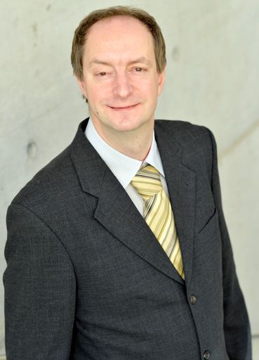 FH Kärnten Der Studienbereich Bauingenieurwesen &
Architektur der FH Kärnten lädt unter der Leitung von Martin
Schneider in Kooperation mit der Fachplattform bauinformation.com am
17. September 2020 zum ersten „Fassaden digital Symposium“ ein.
Sieben Referent*innen mit Know-how aus dem Bereich Gebäudefassaden
stellen sich aktuellen Themen und Fragestellungen.