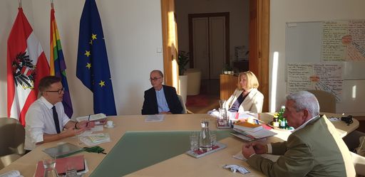 Vorschau Bild von Vertreter von "wir sind diabetes" überreichten
Gesundheitsminister Rudolf Anschober einen Katalog mit Forderungen
für die Weiterentwicklung der Diabetesversorgung in Österreich