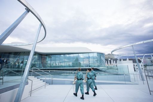 Ansicht der MQ Libelle auf dem Dach des Leopold
Museum im Wiener MuseumsQuartier mit Posaunistinnen der
Klanginstallation "Libelle Flirr" anlässlich der Eröffnung der
Libelle
