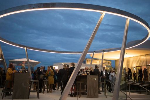 Vorschau Bild von Ansicht der MQ Terrasse vor der MQ Libelle auf dem
Dach des Leopold Museum im Wiener MuseumsQuartier mit Gästen des
"Libellenfestes" am 2. September 2020