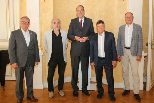 Vorschau Bild von Im Bild von links nach rechts:
Sport-Austria-Präsident Hans Niessl, „Wir bewegen“-Initiator Peter
Kleinmann, BM Heinz Faßmann, ÖSV-Präsident Peter Schröcksnadel,
ÖOC-Generalsekretär Peter Mennel