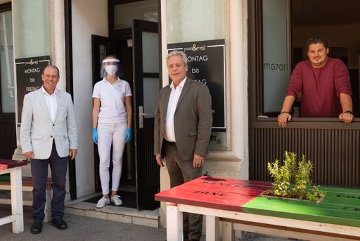  Peter Dobcak, Thomas Mader und Gastronom Daniel
Aleksic mit einer Mitarbeiterin des mobilen COVID Test Services von
Novogenia.