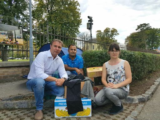 Vorschau Bild von Vor der Erstaufnahmestelle: Traiskirchens Bgm.
Andreas Babler, Delshad Balzari und Fanny Dellinger