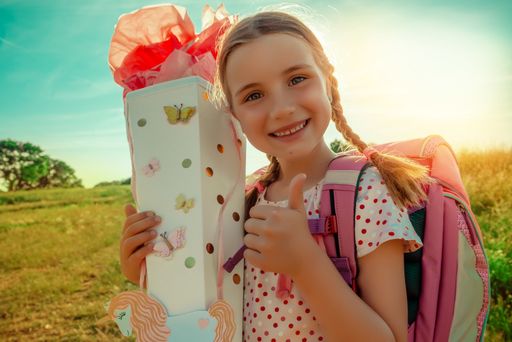Glückliches und fröhliches österreichisches Mädchen mit Schultüte
bereit für den Schulstart frei nach dem Motto 'Back to School'.
Thema: Preisentwicklung von Schultüten und geographische
Unterschiede in Österreich, sowie Lieblingsmotive und Kaufhilfen. /
Weiterer Text über ots und www.presseportal.de/nr/22312 / Die
Verwendung dieses Bildes ist für redaktionelle Zwecke honorarfrei.
Veröffentlichung bitte unter Quellenangabe: "obs/Idealo Internet
GmbH"