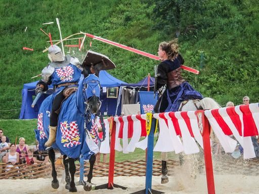 Spannender Tjost zu Pferde beim Ritterturnier