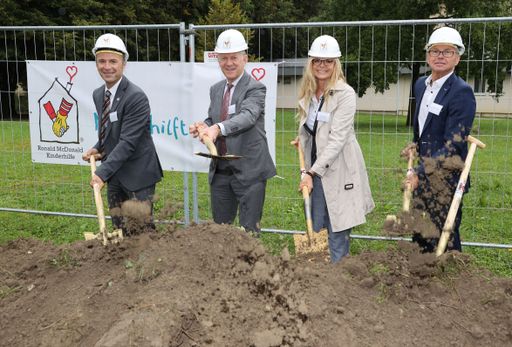 Im Bild v.l. beim Spatenstich: Vizebürgermeister Bernhard
Auinger, Prim. Univ.-Prof. Dr. Wolfgang Sperl (Vorstand
Universitätsklinik für Kinder- und Jugendheilkunde), Karin Schmidt
(Vorstand Ronald McDonald Kinderhilfe) und
Landeshauptmannstellvertreter Dr. Christian Stöckl