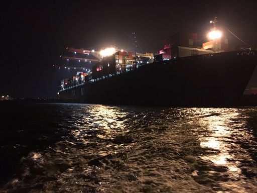 Vorschau Bild von Containerschiff im Hafen von Hamburg