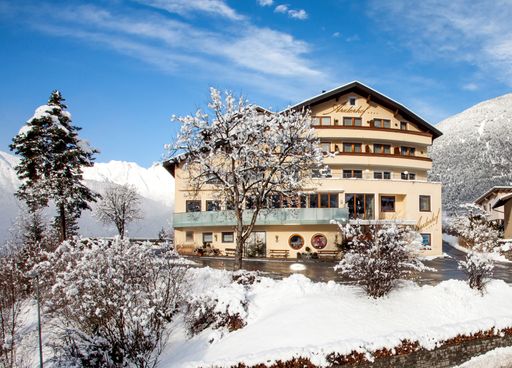  Mit dem Privattransport des Hotels Arzlerhof im
Pitztal kommen dessen Gäste täglich sicher und coronafrei ins
Skigebiet. Ein hoteleigener Skiverleih und das eigene Skidepot
sorgen für einen erholsamen Aufenthalt.