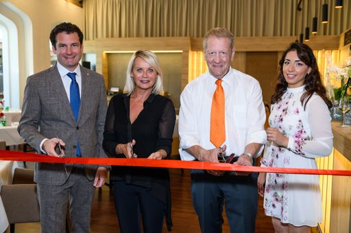  v.l.n.r. Bürgermeister David Berl, Vizebgm. Silvia Wohlfahrt,
Gastronom Maximilian Spitzer & seine Frau Omnia Spitzer bei der
Eröffnung des neuen Kaiserbahnhofs in Laxenburg