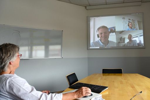 In Corona-Zeiten fanden deutlich weniger reale Meetings zwischen
applied technologies und Kundenmitarbeitern statt, aber gerade in
der IT-Branche ist das für Digitalisierungs-Dienstleister und
digitalisierten Auftraggeber kein Hindernisgrund für funktionierende
Kommunikation.