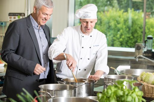 GOURMET Geschäftsführer Herbert Fuchs mit Markus
Stacherl, Koch in der Entwicklungsküche (vor Corona).