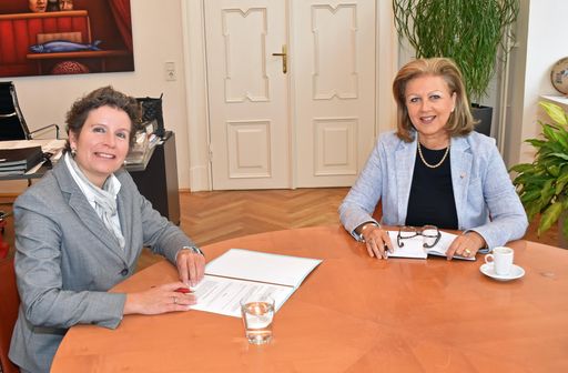  Die für die Beteiligungen des Landes Tirol
zuständige Landesrätin Patrizia Zoller-Frischauf mit der neuen
Rektorin der Tiroler Privatuniversität UMIT TIROL Prof. Dr. Sandra
Ückert, die am 1. November ihr Amt antreten wird.