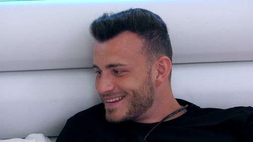 Vorschau Bild von Luca flirtet mit Nathalia / Weiterer Text über ots und
www.presseportal.de/nr/6605 / Die Verwendung dieses Bildes ist für
redaktionelle Zwecke honorarfrei. Veröffentlichung bitte unter
Quellenangabe: "obs/RTLZWEI"