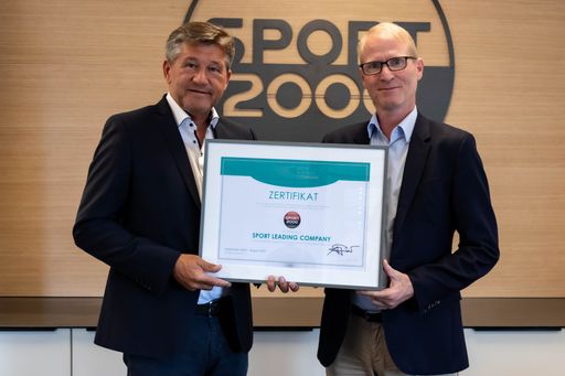 SPORT 2000 ist für zwei weitere Jahre als Sport
Leading Company zertifiziert. Am Bild: Anton Pichler (links),
Geschäftsführer der PHP Sport Management GmbH, und Dr. Holger
Schwarting, Vorstand SPORT 2000 Österreich.