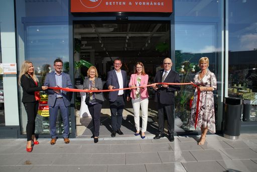  Feierliche Eröffnung: Produktmanagerin Renate
Huber, Ortsvorsteher Manuel Scherscher, Monika Zechmeister,
Bügermeister Christian Haberhauer, Geschäftsleitung Agnieszka
Majewska, Peter Hildebrand und Marketingmanager Verena Leitner
(v.l.n.r.)