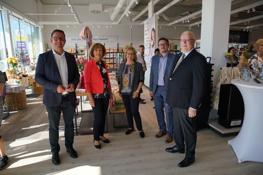 Vorschau Bild von Filialeröffnung mit politischer Unterstützung:
Bürgermeister Christian Haberhauer, Bausachverständige Valerie
Freinberger, Betten Reiter-Geschäftsführerin Monika Zechmeister,
Ortsvorsteher Manuel Scherscher, Betten Reiter-Geschäftsführer Peter
Hildebrand