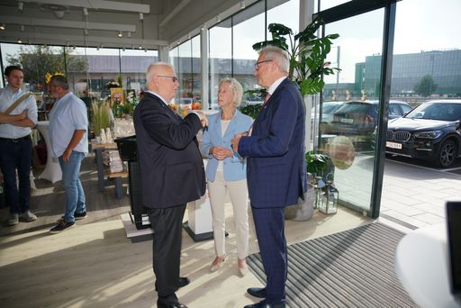 Vorschau Bild von Langjährige Wegbegeiter: Betten
Reiter-Geschäftsführer Peter Hildebrand im Gespräch mit Hilde
Umdasch und Silvio Kirchmair von Umdasch Store Makers (v.l.n.r.)