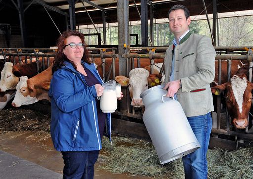 Vorschau Bild von NÖ Bauernbunddirektor Paul Nemecek mit Milchbäuerin Marianne
Butzenlechner aus dem Bezirk Melk.