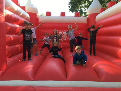 Die Kinder hatten Spaß in der Hüpfburg