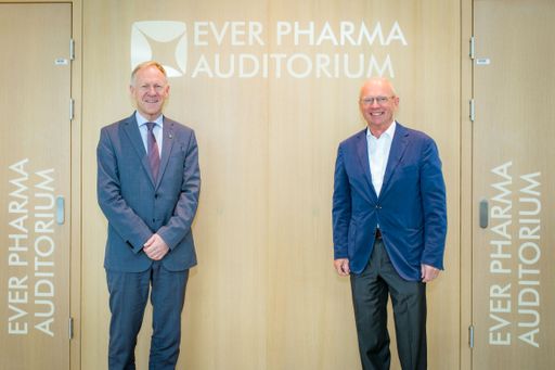 Prof. Wolfgang Sperl, Rektor der Paracelsus
Medizinischen Privatuniversität (PMU), und Dr. Friedrich Hillebrand,
Vorsitzender und Mitinhaber der EVER Pharma Gruppe, eröffneten
gemeinsam das EVER Pharma Auditorium der PMU in Salzburg (von
links).