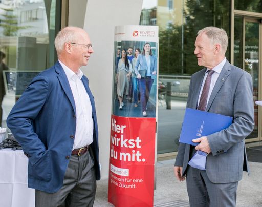 Vorschau Bild von Dr. Friedrich Hillebrand, Vorsitzender und
Mitinhaber der EVER Pharma Gruppe, und Prof. Wolfgang Sperl, Rektor
der Paracelsus Medizinischen Privatuniversität (PMU), eröffneten
gemeinsam das EVER Pharma Auditorium der PMU in Salzburg (von
links).
