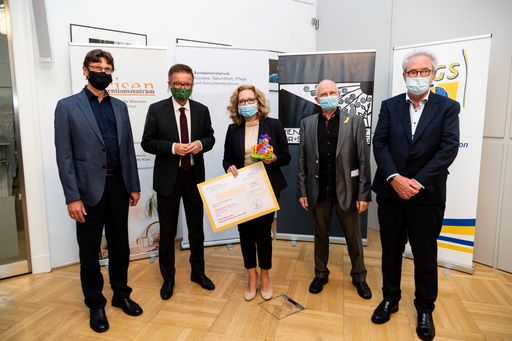 Gruppenfoto v.l.n.r.: Thomas Kapitany
(Kriseninterventionszentrum Wien), Bundesminister Rudi Anschober,
Preisträgerin Mag.a Ursula Theiretzbacher, Gernot Sonneck (Wiener
Werkstätte für Suizidforschung, Christian Haring (Österreichische
Gesellschaft für Suizidprävention)