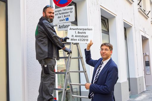  © photonews.at/Georges Schneider - Wien 10.09.2020
- Nach der Einigung der Stadt Wien und der Bezirksvorstehung der
Inneren Stadt werden seit einigen Tagen die Zusatztafeln betreffend
das Anwohnerparken ausgetauscht. Damit ist das Anrainerparken wieder
einheitlich geregelt. PHOTO: Der Bezirksvorsteher der Inneren Stadt,
Markus Figl (ÖVP), ließ es sich nicht nehmen, beim Tausch der ersten
Zusatztafeln dabei zu sein.
