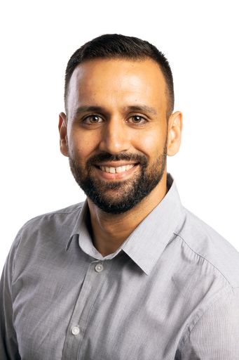  Initiator Ali Dönmez hat gemeinsam mit dem Netzwerk
SprachenRechte, Heidi Schrodt, Daniel Landau und Hannes Schweiger
eine Petition gegen Deutschförderklassen ins Leben gerufen. Anstelle
der ausgrenzenden „Deutschklassen“ fordern sie u. a. mehr
Unterstützung in Form von Personal, Förderstunden und Bezahlung von
Überstunden.