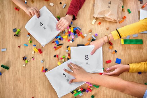 Ab 2021 werden recycelbare Papierbeutel in LEGO Kartons erprobt.
Die LEGO Gruppe investiert in den nächsten drei Jahren bis zu 400
Millionen US-Dollar, um ihre Nachhaltigkeitsagenda schneller
voranzutreiben