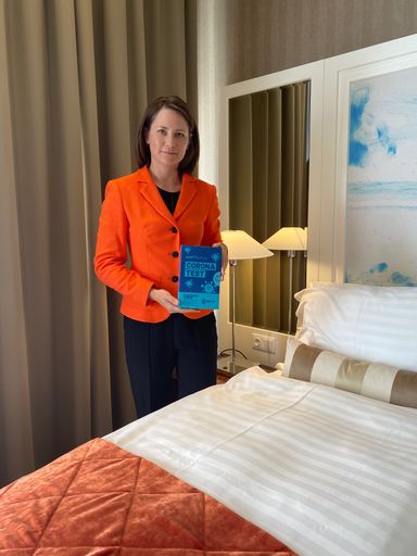  Hoteleigentümerin Mag. Sonja Wimmer präsentiert den
Covid-19 Test im The Harmonie Vienna.