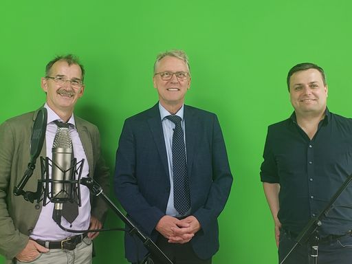 vlnr: Dr. Bizer, Prof. Meinel und Moderator Leon Stebe; digitale
Souveränität; digitale Schulbildung - neuer Neuland-Podcast mit
Prof. Christoph Meinel (HPI) und Dr. Johann Bizer (Dataport) /
Weiterer Text über ots und www.presseportal.de/nr/22537 / Die
Verwendung dieses Bildes ist für redaktionelle Zwecke honorarfrei.
Veröffentlichung bitte unter Quellenangabe: "obs/HPI
Hasso-Plattner-Institut"