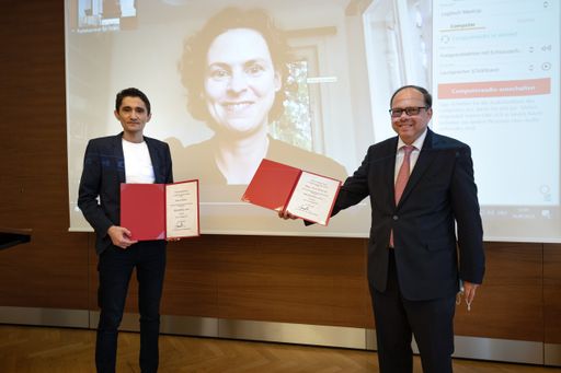  Köksal Baltaci (li.), Nina Horaczek (am Bildschirm, verhindert
aufgrund von Terminüberschneidungen) und Ärztekammerpräsident Thomas
Szekeres