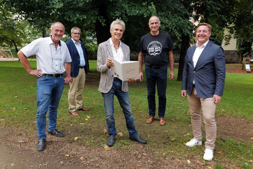Thomas Brezina, TV-Star und weltweit bekannter
Kinderbuchautor, hat für die Stadt Villach einen österreichweit
einzigartigen „Winter Wunder Wald“ für die Innenstadt konzipiert.