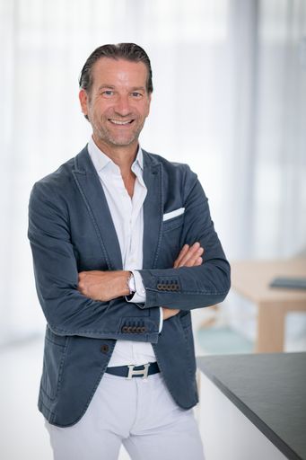 Oliver Krizek, Eigentümer und Geschäftsführer der
NAVAX Unternehmensgruppe: "Wir möchten unseren Kunden diese App
kostenlos zur Verfügung stellen, damit auch sie ihre Belegschaft
schützen und ihre Betriebsfähigkeit, unter Einhaltung der
Sicherheitsauflagen, einfach und benutzerfreundlich aufrechterhalten
können.“