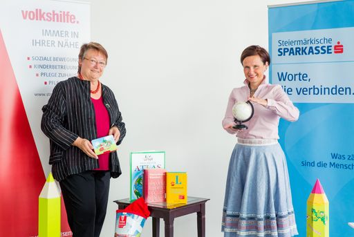 Barbara Gross, Präsidentin Volkshilfe Steiermark und Walburga
Seidl, Vorstandsmitglied der Steiermärkischen Sparkasse freuen sich
über die ermöglichte Hilfe für armutsbetroffene Kinder.