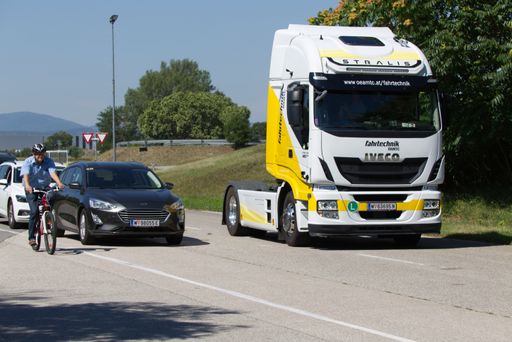 Der intelligente LKW-Abbiegeassistent Careye Safety
Angle von EYYES erkennt Radfahrer in zweiter Spur und warnt den
LKW-Fahrer nur dann, wenn beim Rechtsabbiegen eine Kollision
tatsächlich errechnet wurde.